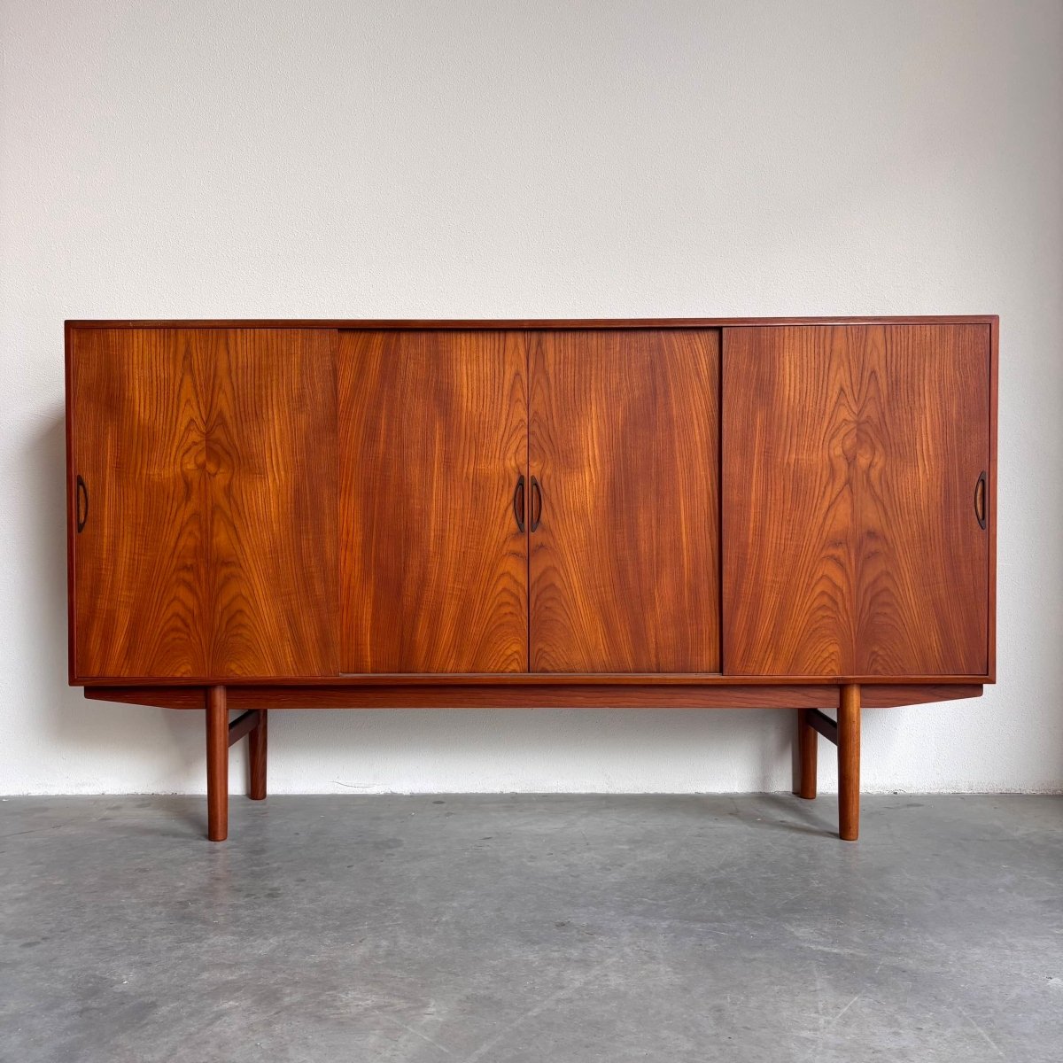 
                  
                    Vintage highboard mooie details - LOUI.STORE
                  
                