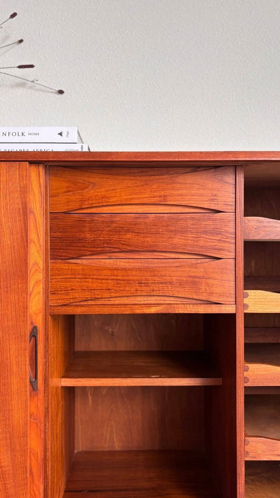 
                  
                    Vintage highboard mooie details - LOUI.STORE
                  
                
