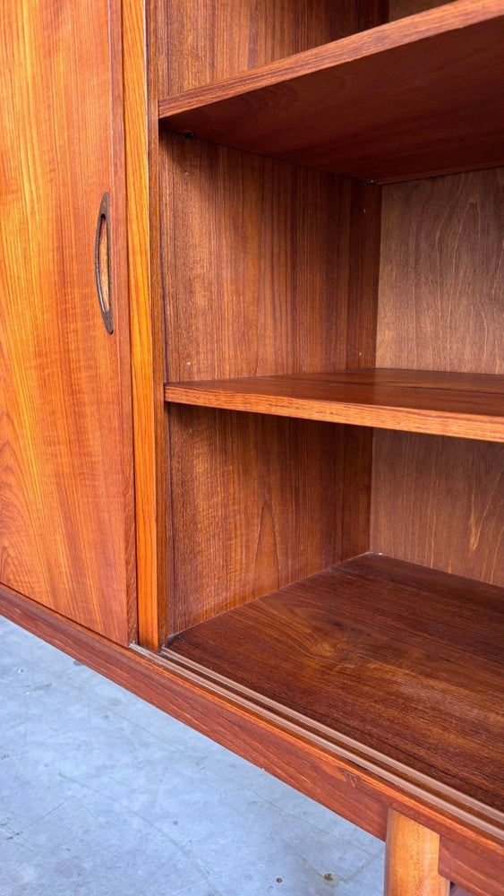 
                  
                    Vintage highboard mooie details - LOUI.STORE
                  
                