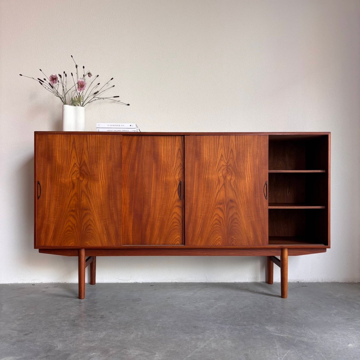 
                  
                    Vintage highboard mooie details - LOUI.STORE
                  
                