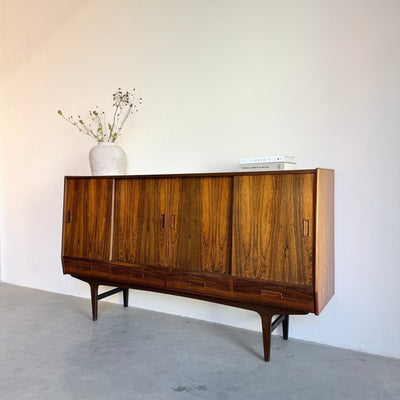 
                  
                    Vintage highboard palissander schuifdeuren en lades - LOUI
                  
                