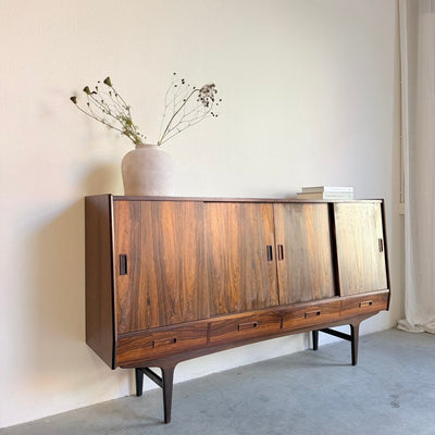 
                  
                    Vintage highboard palissander schuifdeuren en lades - LOUI
                  
                