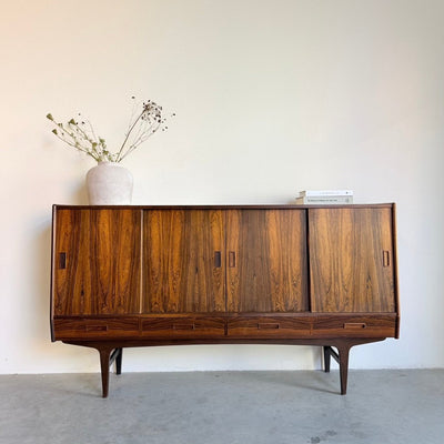 
                  
                    Vintage highboard palissander schuifdeuren en lades - LOUI
                  
                