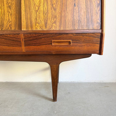 
                  
                    Vintage highboard palissander schuifdeuren en lades - LOUI
                  
                