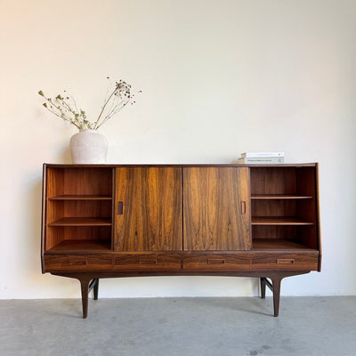 
                  
                    Vintage highboard palissander schuifdeuren en lades - LOUI
                  
                