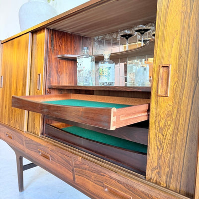 
                  
                    Vintage highboard palissander schuifdeuren en lades - LOUI
                  
                