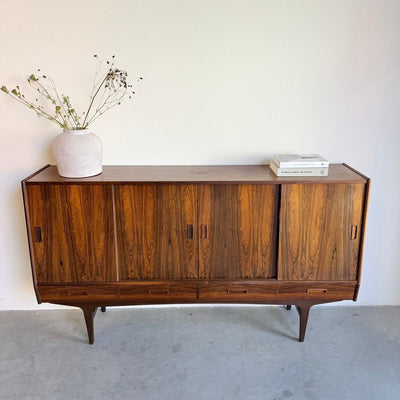 
                  
                    Vintage highboard palissander schuifdeuren en lades - LOUI
                  
                