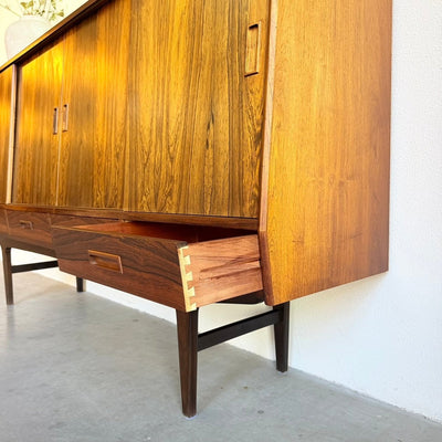 
                  
                    Vintage highboard palissander schuifdeuren en lades - LOUI
                  
                