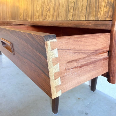 
                  
                    Vintage highboard palissander schuifdeuren en lades - LOUI
                  
                