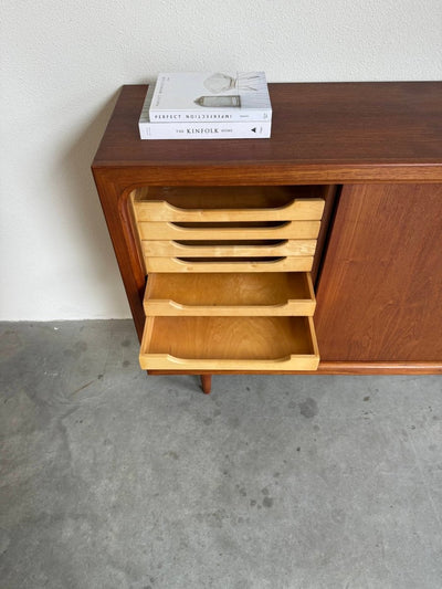 
                  
                    Vintage highboard ronde hoek teak - LOUI.STORE
                  
                