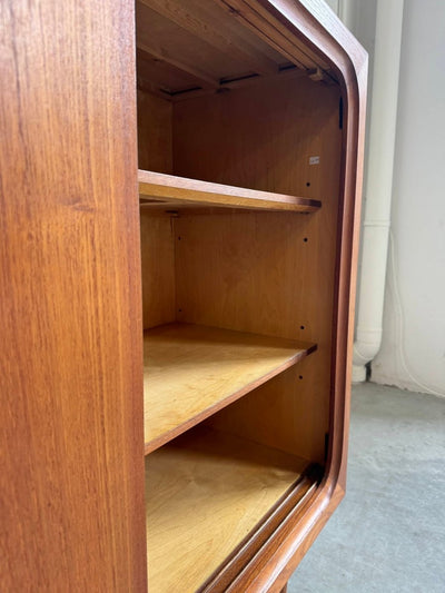 
                  
                    Vintage highboard ronde hoek teak - LOUI.STORE
                  
                