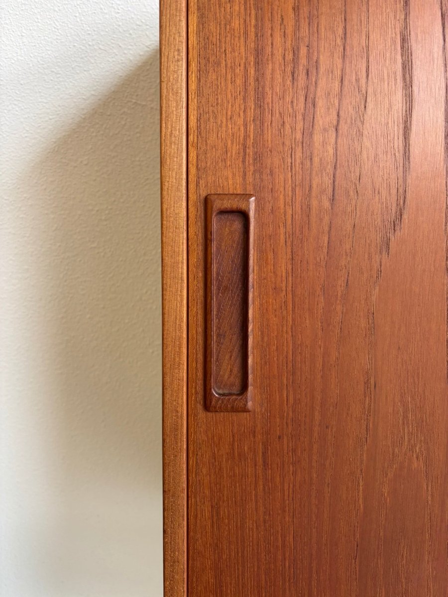 
                  
                    Vintage highboard teak 4 schuifdeurtjes + lades - LOUI.STORE
                  
                