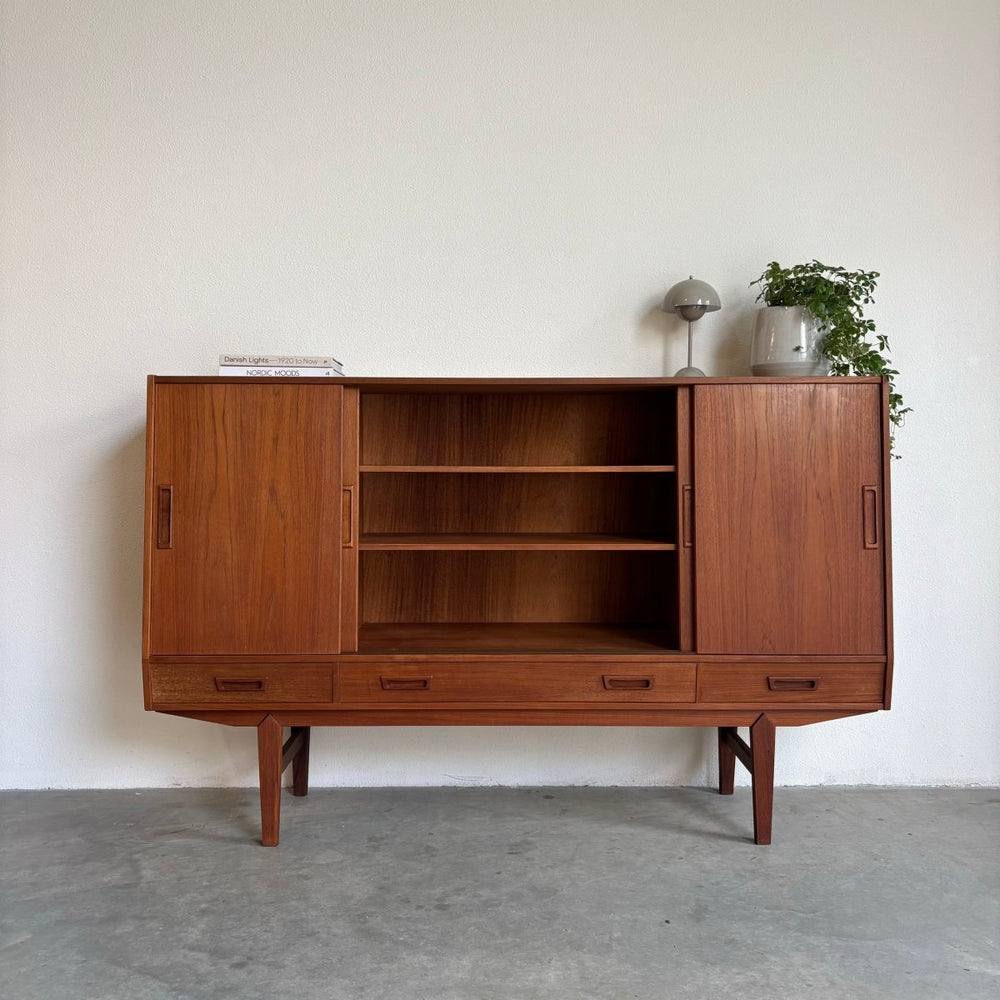 
                  
                    Vintage highboard teak 4 schuifdeurtjes + lades - LOUI.STORE
                  
                