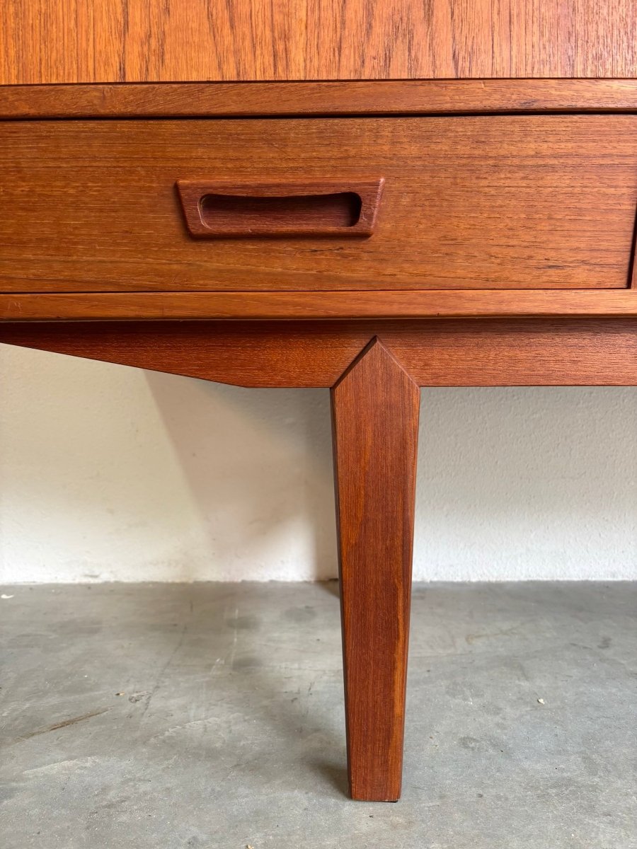 
                  
                    Vintage highboard teak 4 schuifdeurtjes + lades - LOUI.STORE
                  
                