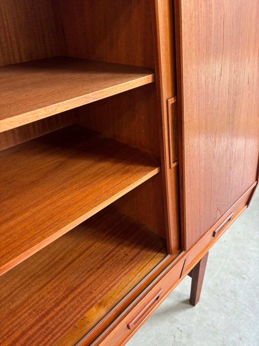 
                  
                    Vintage highboard teak 4 schuifdeurtjes + lades - LOUI.STORE
                  
                