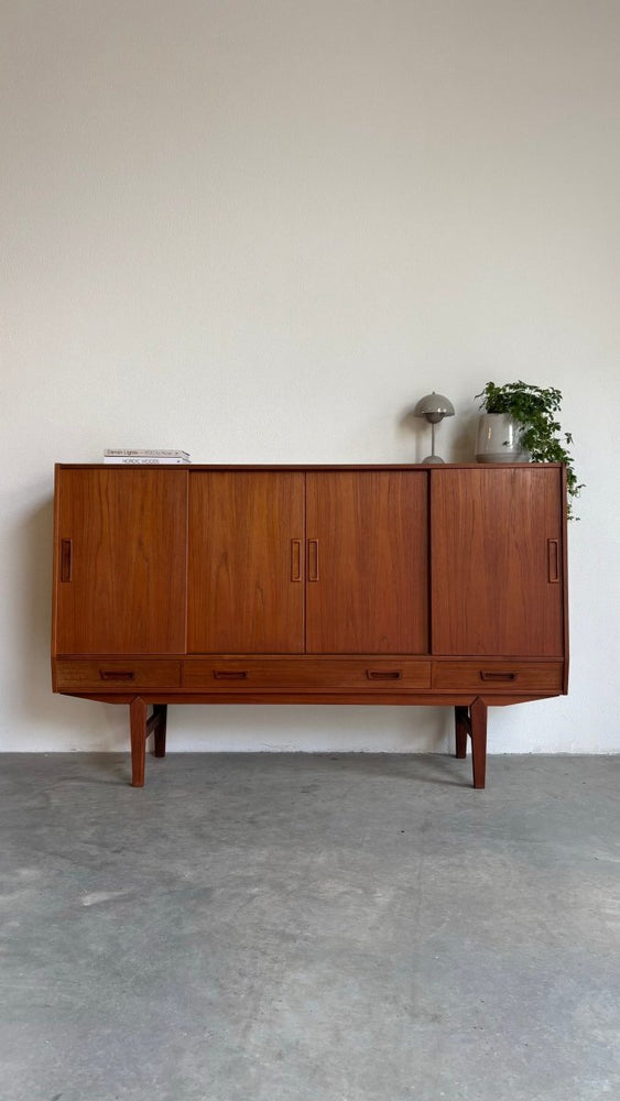 
                  
                    Vintage highboard teak 4 schuifdeurtjes + lades - LOUI.STORE
                  
                