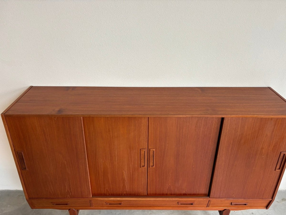 
                  
                    Vintage highboard teak 4 schuifdeurtjes + lades - LOUI.STORE
                  
                