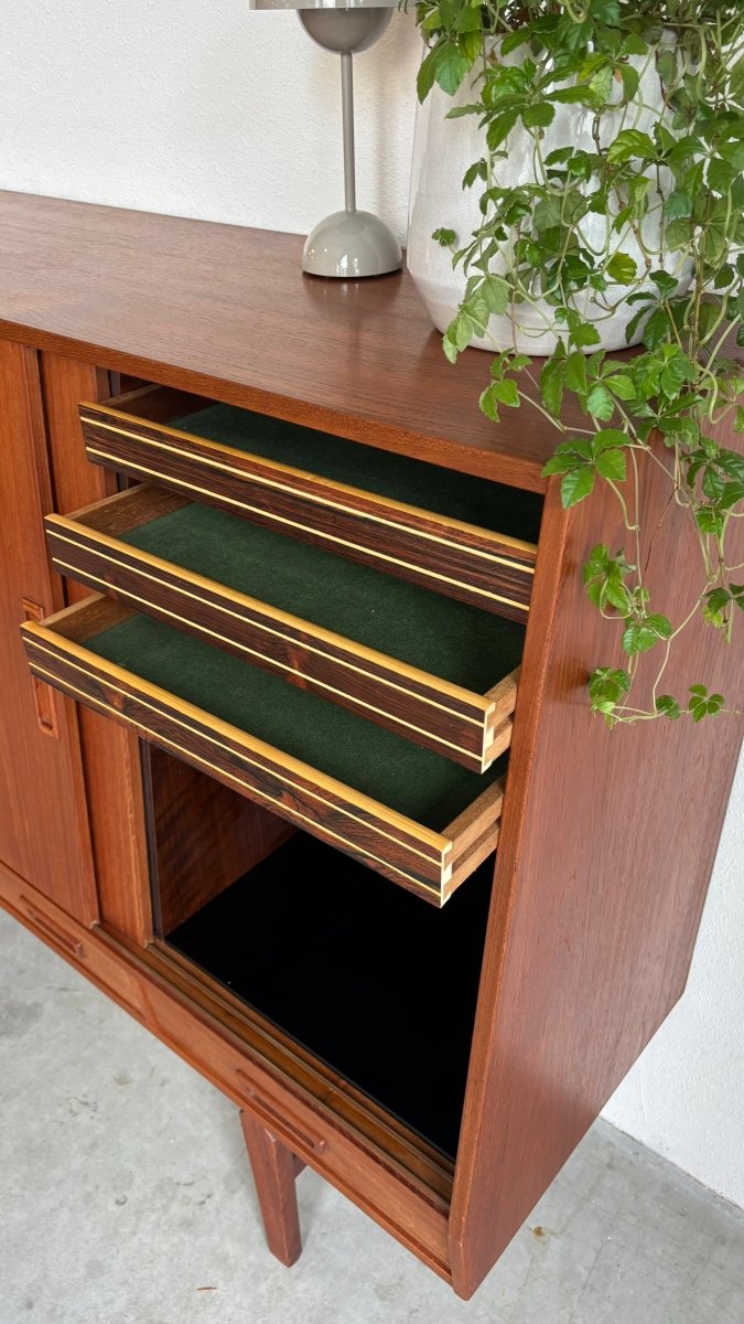 
                  
                    Vintage highboard teak 4 schuifdeurtjes + lades - LOUI.STORE
                  
                