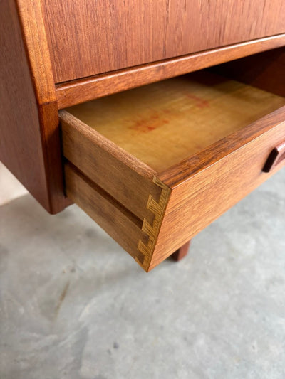 
                  
                    Vintage highboard teak 4 schuifdeurtjes + lades - LOUI.STORE
                  
                