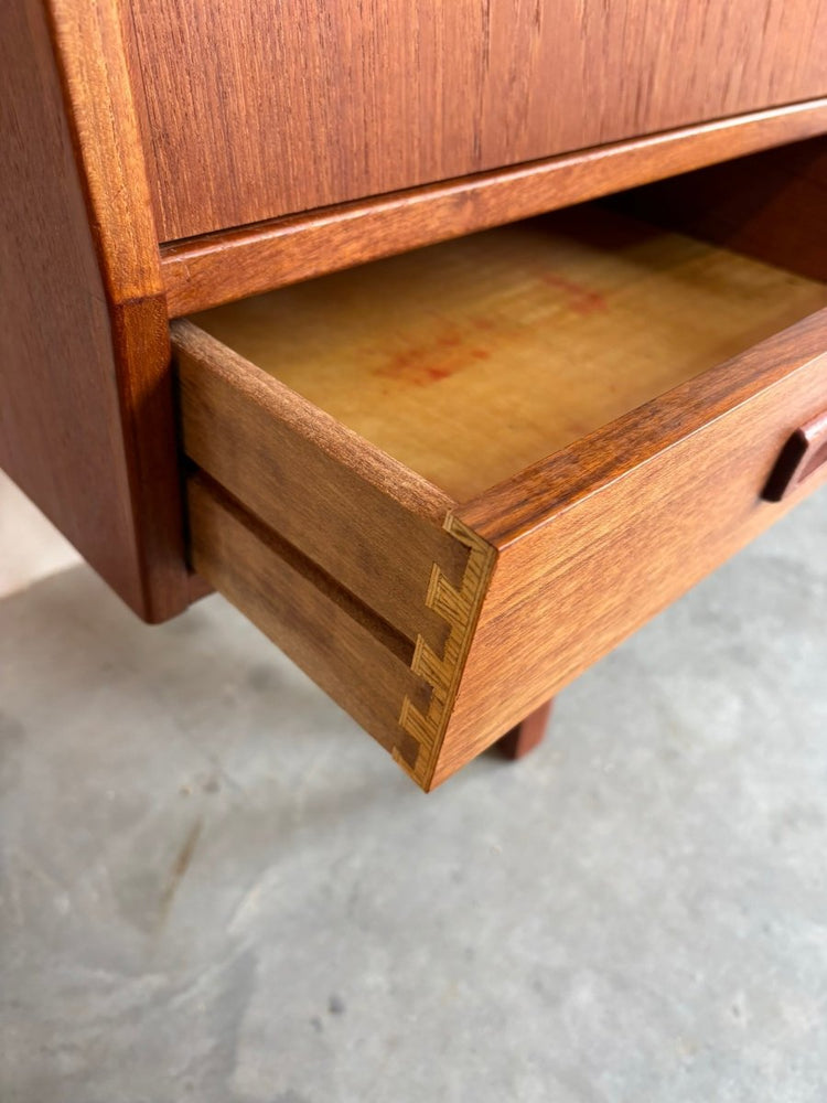 
                  
                    Vintage highboard teak 4 schuifdeurtjes + lades - LOUI.STORE
                  
                