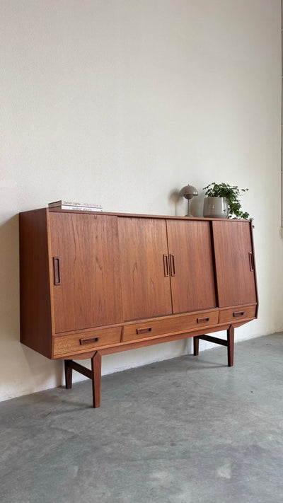 
                  
                    Vintage highboard teak 4 schuifdeurtjes + lades - LOUI.STORE
                  
                