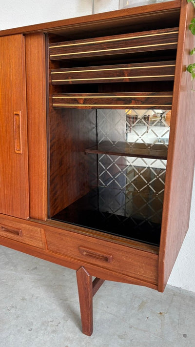 
                  
                    Vintage highboard teak 4 schuifdeurtjes + lades - LOUI.STORE
                  
                