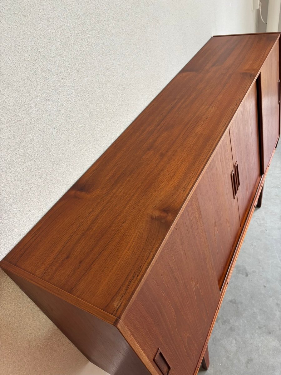 
                  
                    Vintage highboard teak 4 schuifdeurtjes + lades - LOUI.STORE
                  
                