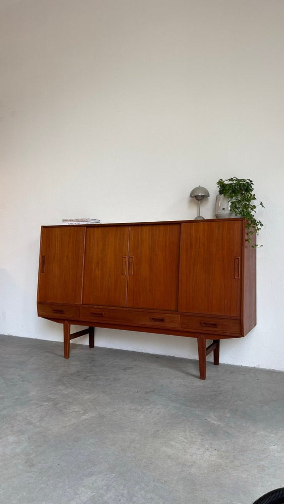 
                  
                    Vintage highboard teak 4 schuifdeurtjes + lades - LOUI.STORE
                  
                