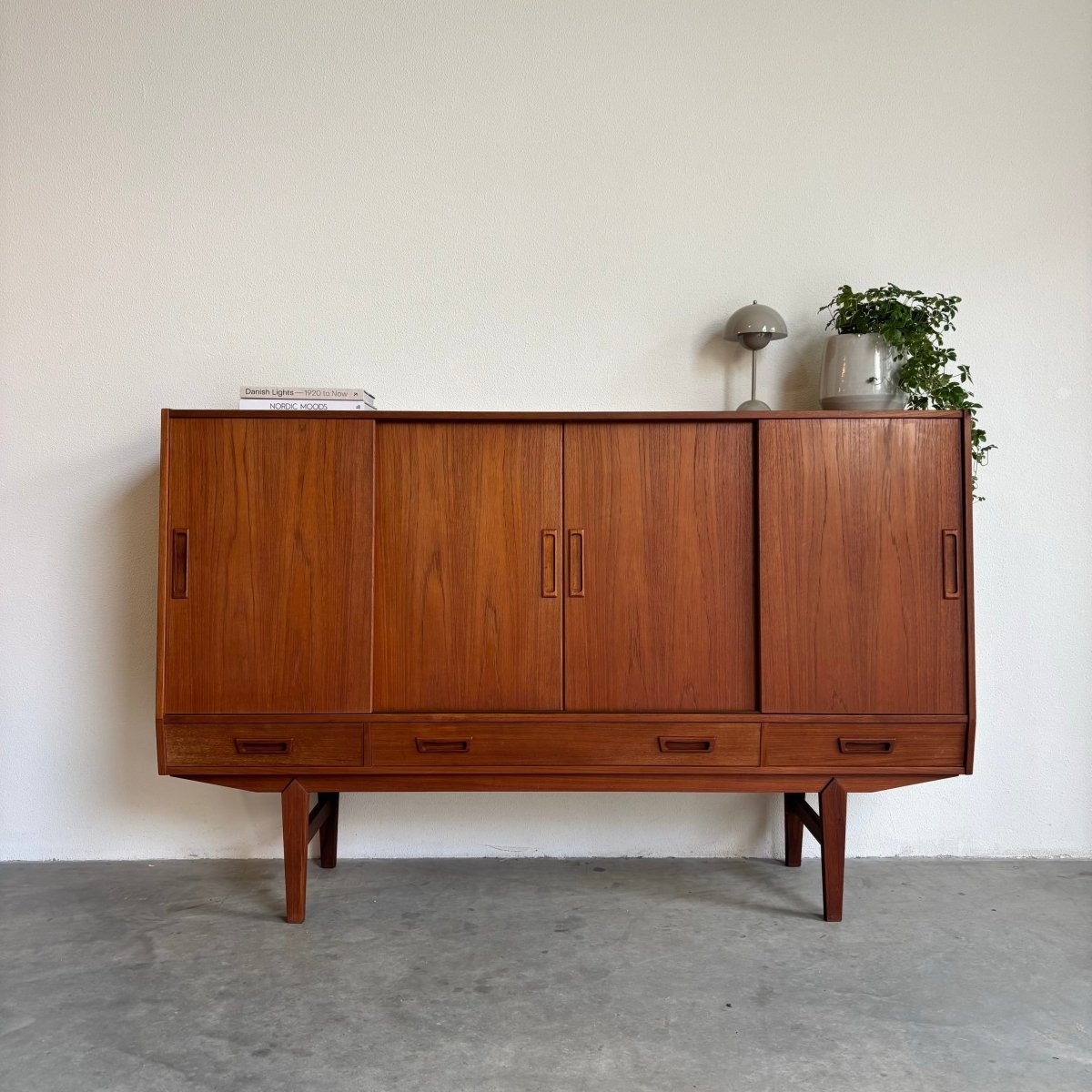 Vintage highboard teak 4 schuifdeurtjes + lades - LOUI.STORE