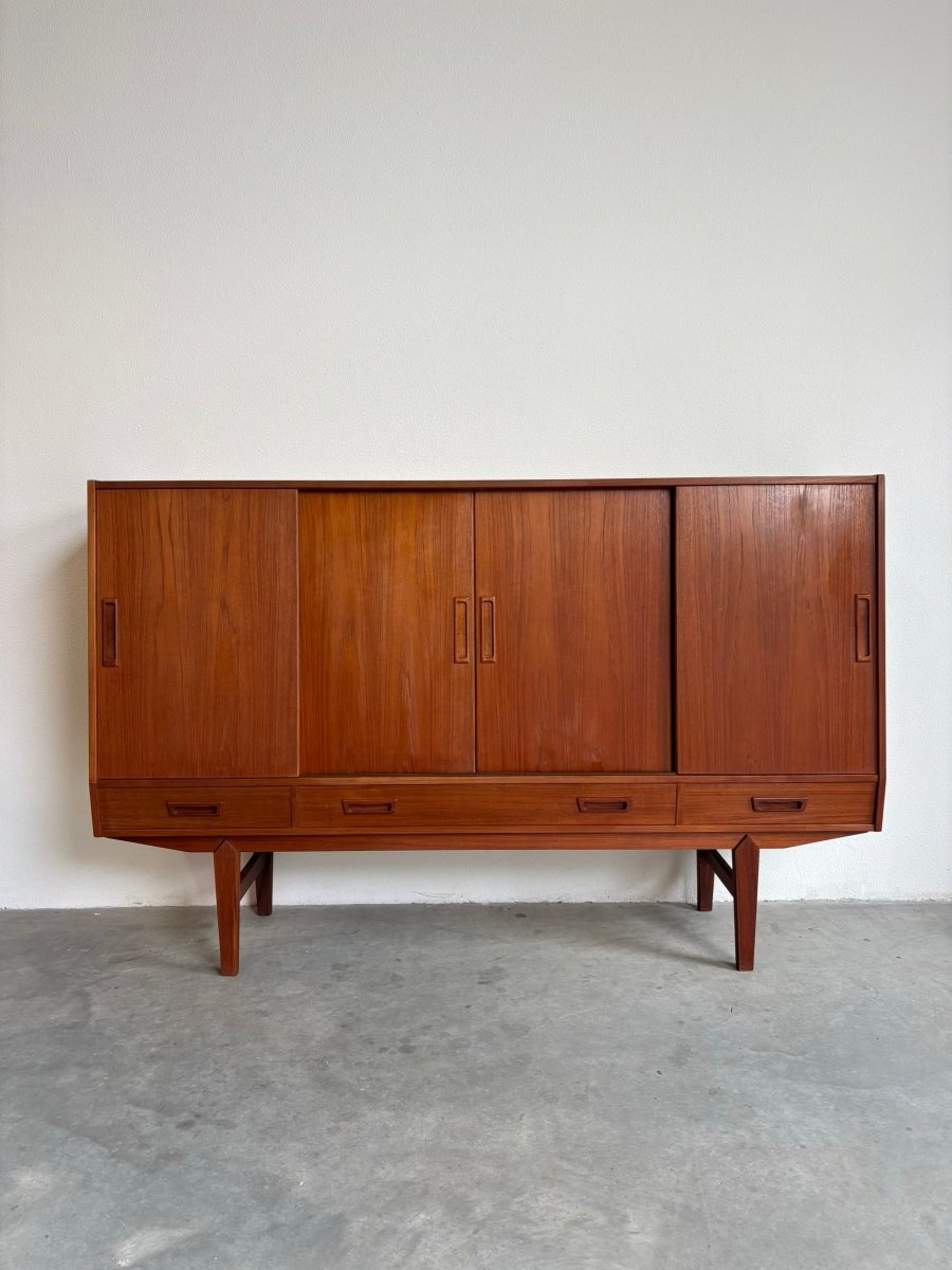 
                  
                    Vintage highboard teak 4 schuifdeurtjes + lades - LOUI.STORE
                  
                