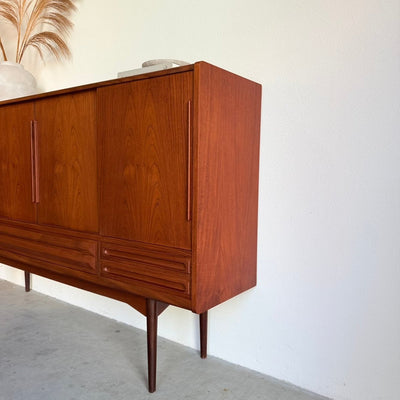 
                  
                    Vintage highboard teak schuifdeuren en lades - LOUI
                  
                