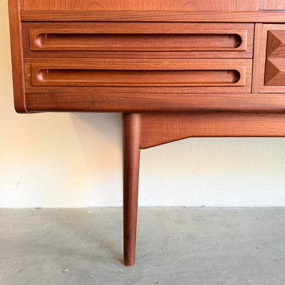 
                  
                    Vintage highboard teak schuifdeuren en lades - LOUI
                  
                
