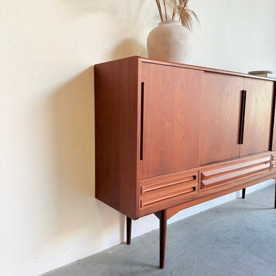 
                  
                    Vintage highboard teak schuifdeuren en lades - LOUI
                  
                
