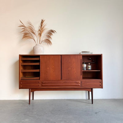 
                  
                    Vintage highboard teak schuifdeuren en lades - LOUI
                  
                