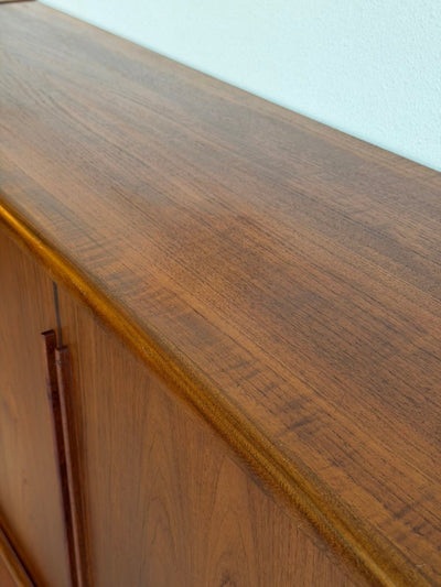 
                  
                    Vintage highboard teak schuifdeuren en lades - LOUI
                  
                