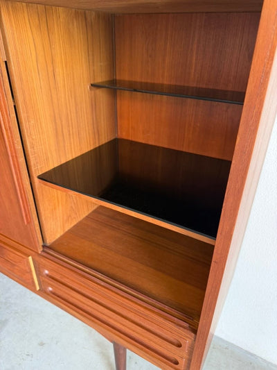 
                  
                    Vintage highboard teak schuifdeuren en lades - LOUI
                  
                