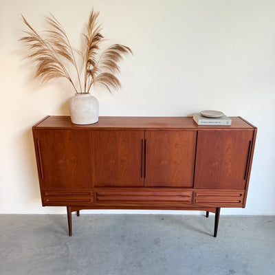
                  
                    Vintage highboard teak schuifdeuren en lades - LOUI
                  
                
