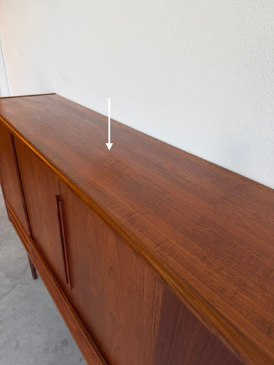 
                  
                    Vintage highboard teak schuifdeuren en lades - LOUI
                  
                