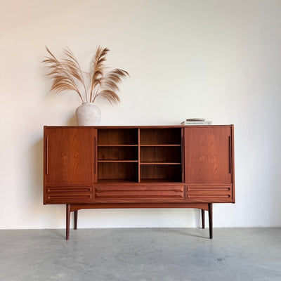 
                  
                    Vintage highboard teak schuifdeuren en lades - LOUI
                  
                