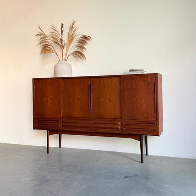 
                  
                    Vintage highboard teak schuifdeuren en lades - LOUI
                  
                