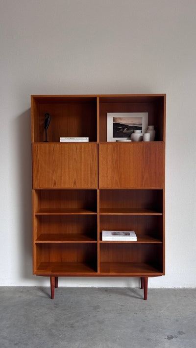 
                  
                    Vintage hoge (187cm) boekenkast Omann Jun teak - LOUI
                  
                