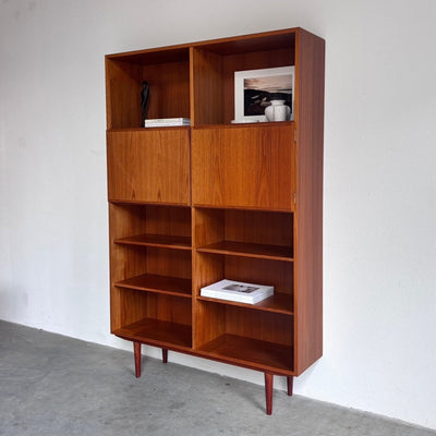 
                  
                    Vintage hoge (187cm) boekenkast Omann Jun teak - LOUI
                  
                
