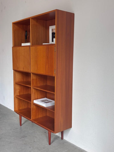 
                  
                    Vintage hoge (187cm) boekenkast Omann Jun teak - LOUI
                  
                