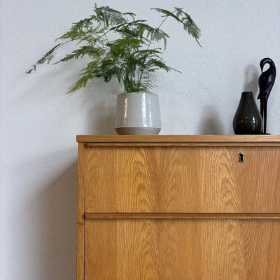 
                  
                    Vintage hoge Deense ladekast 6* eiken - LOUI.STORE
                  
                