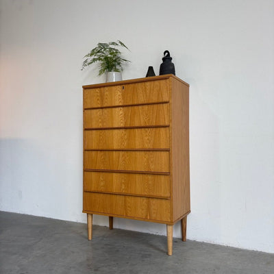 
                  
                    Vintage hoge Deense ladekast 6* eiken - LOUI.STORE
                  
                