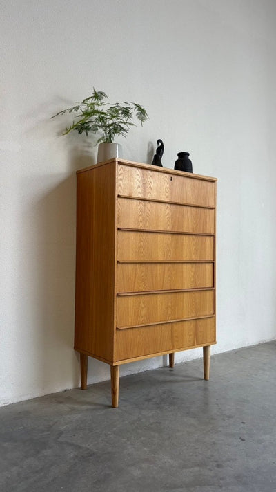 
                  
                    Vintage hoge Deense ladekast 6* eiken - LOUI.STORE
                  
                