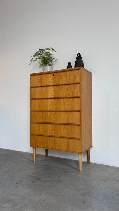 
                  
                    Vintage hoge Deense ladekast 6* eiken - LOUI.STORE
                  
                