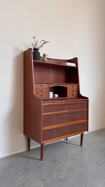 
                  
                    Vintage hoog secretaire - bureau met lades in teak - LOUI
                  
                