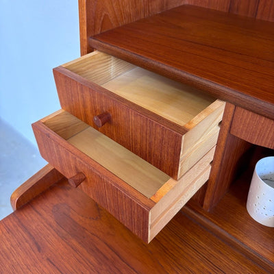 
                  
                    Vintage hoog secretaire - bureau met lades in teak - LOUI
                  
                