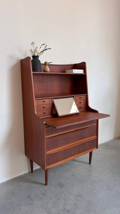 
                  
                    Vintage hoog secretaire - bureau met lades in teak - LOUI
                  
                
